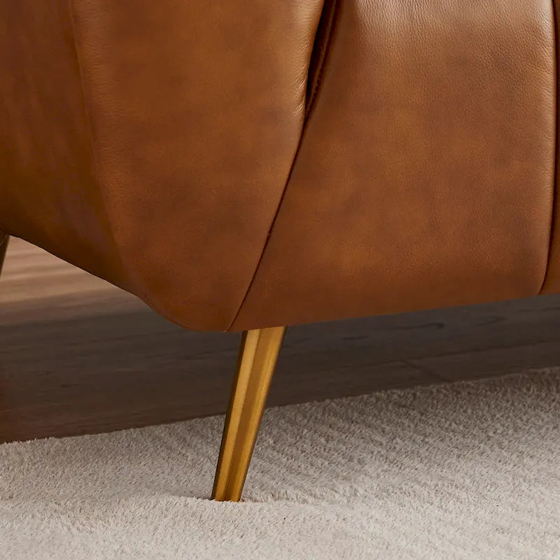 Canapé Clovis de style moderne du milieu du siècle, recouvert de cuir couleur cognac.