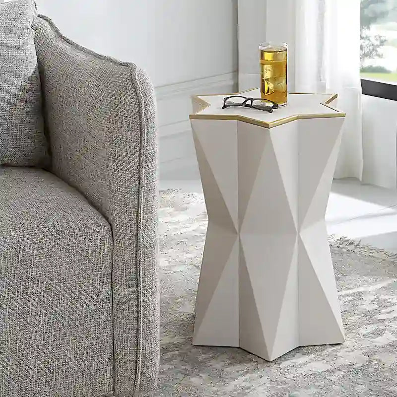 Table d'appoint blanche Uttermost Capella - 40,6 cm (L) x 55,9 cm (H) x 40,6 cm (P)