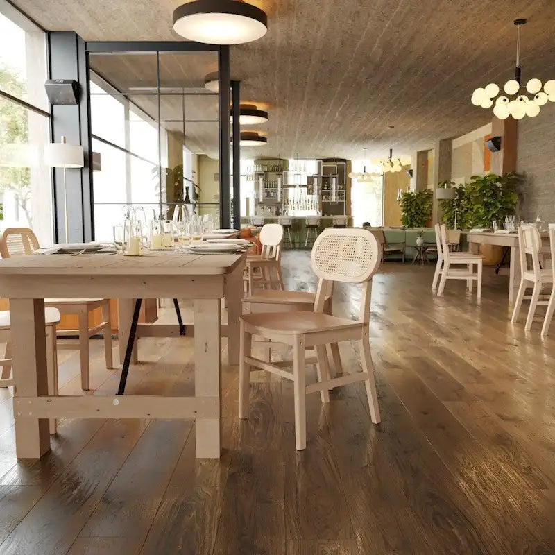 Chaise événementielle commerciale en rotin canne avec dossier et assise en bois