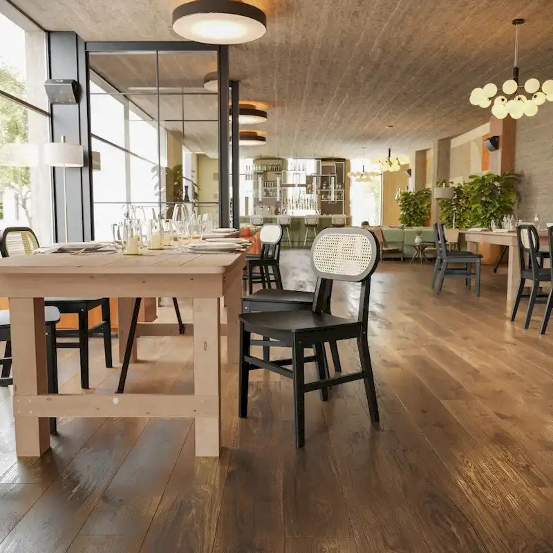 Chaise événementielle commerciale en rotin canne avec dossier et assise en bois